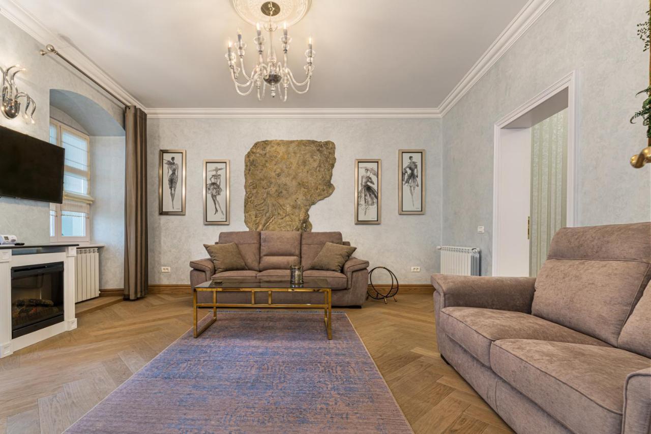 Krone Apartment Braşov Exteriör bild